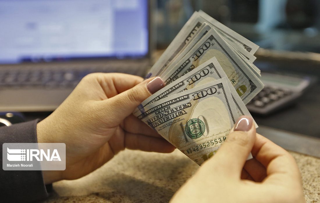 نرخ ارز در صرافی‌ها به‌صورت توافقی بین ۳۰ هزار تا ۳۰۳۰۰ تومان در حال عرضه است